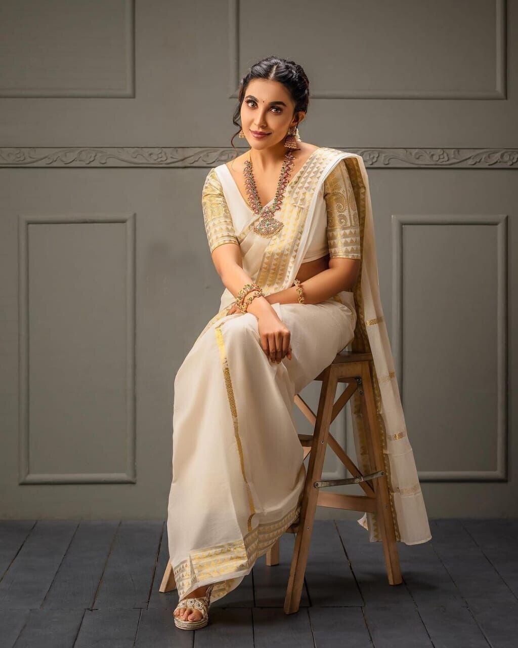 Off White Soft Banarasi Silk Saree With Unstitched Blouse image 2