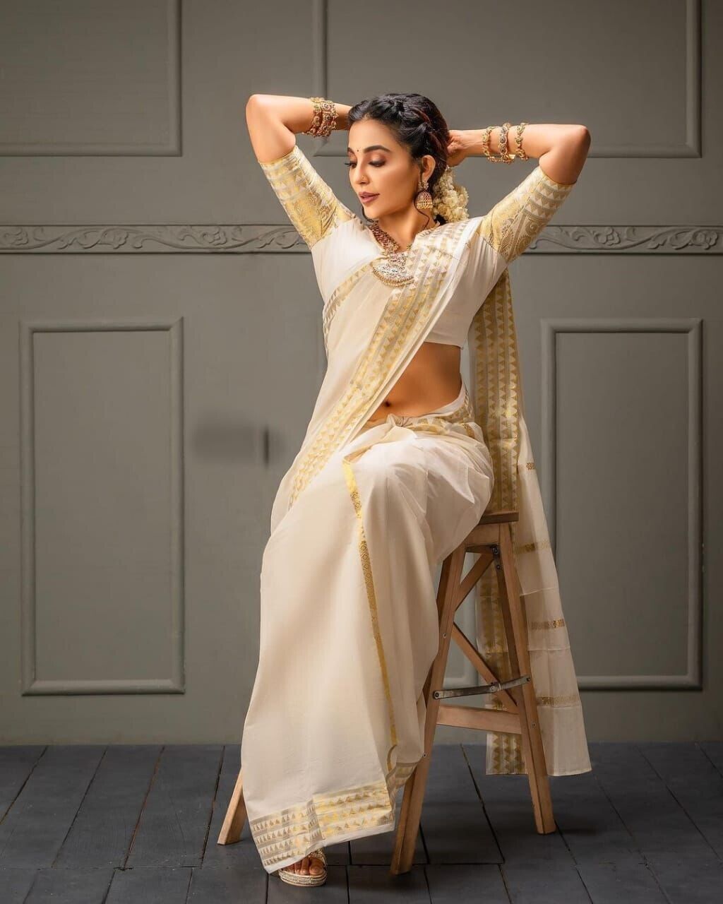 Off White Soft Banarasi Silk Saree With Unstitched Blouse image 3