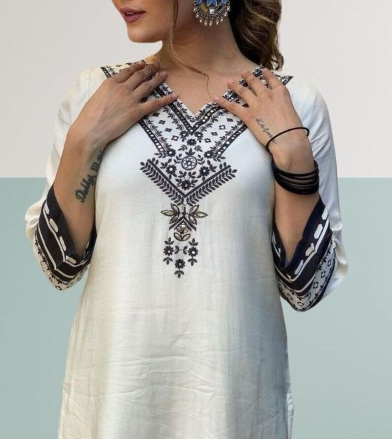 White Muslin With Digital Print Salwar Kameez image 8