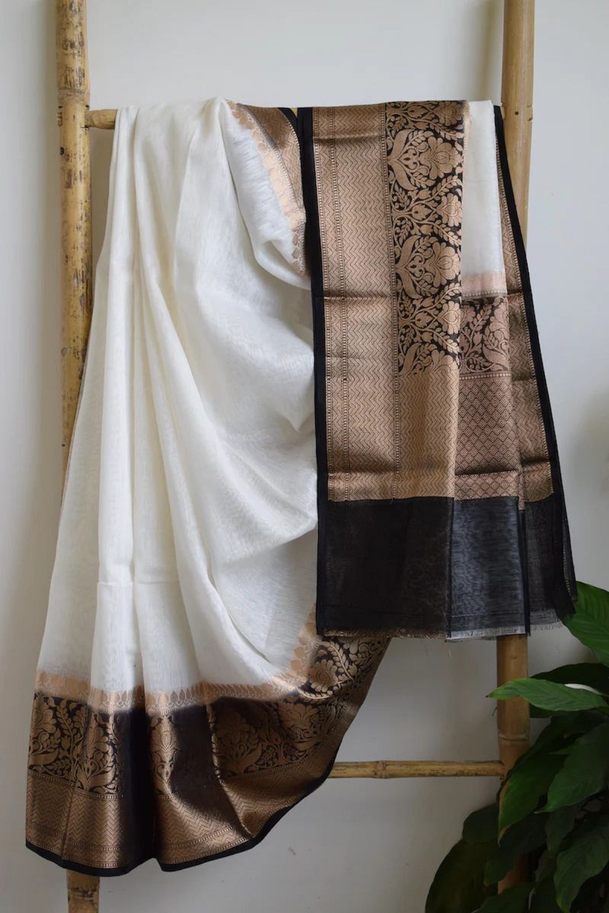Indian Beautiful Linen With Contrast Border Saree image 8