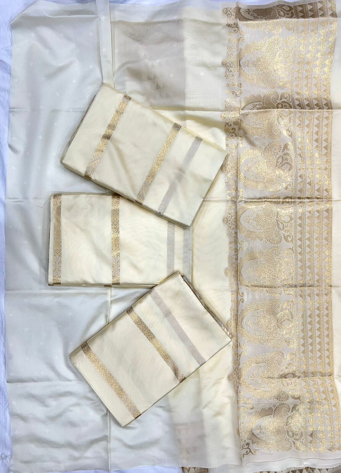 Off White Soft Banarasi Silk Saree With Unstitched Blouse image 8